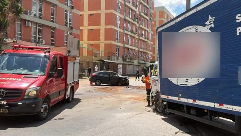 Acidente entre caminhão e carro deixa homem ferido e interdita via no Guará
