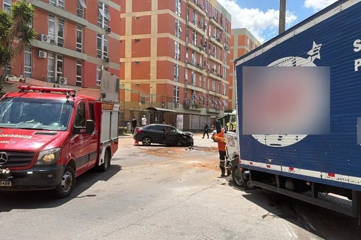 Acidente entre caminhão e carro deixa homem ferido e interdita via no Guará