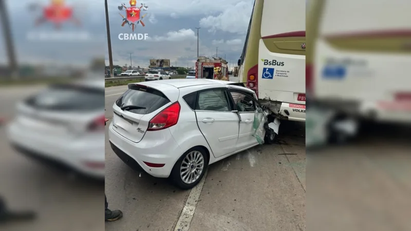 Carro fica com a frente destruída após bater em ônibus na Via Estrutural