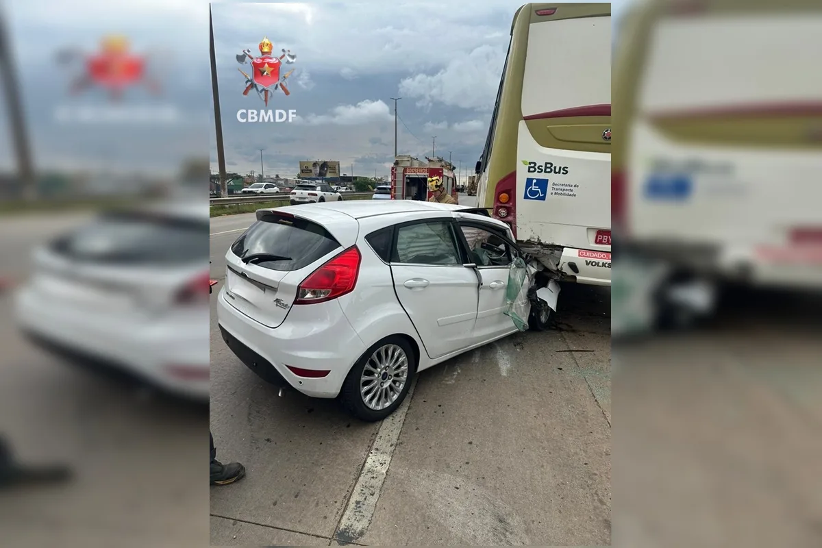 Carro fica com a frente destruída após bater em ônibus na Via Estrutural