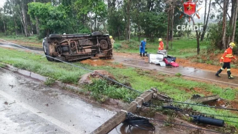 Motorista fica ferido ao derrubar poste de luz com caminhonete no Park Way