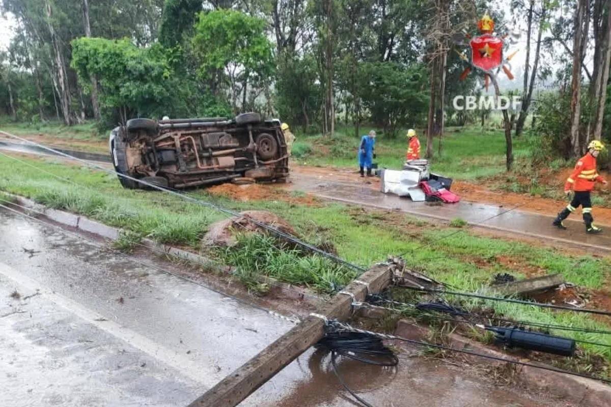 Motorista fica ferido ao derrubar poste de luz com caminhonete no Park Way