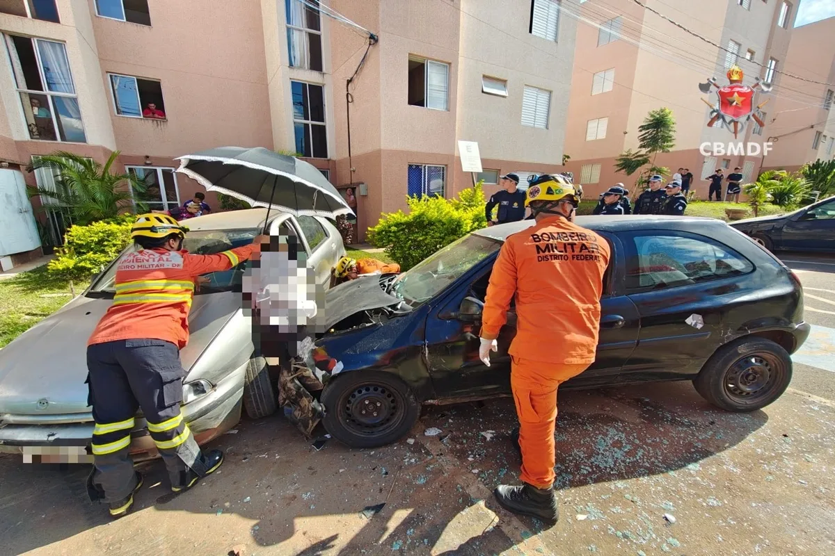 Homem fica prensado entre dois carros em São Sebastião; motorista fugiu sem prestar socorro