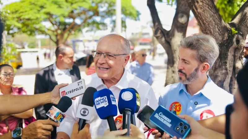 “Governo Lula fará reforma no Judiciário”, diz Alckmin durante panfletagem na Feira Central de Ceilândia