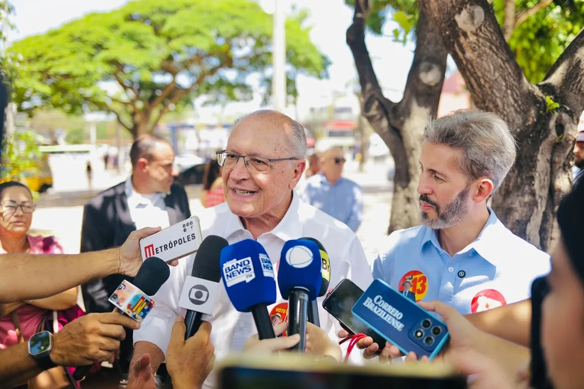 “Governo Lula fará reforma no Judiciário”, diz Alckmin durante panfletagem na Feira Central de Ceilândia