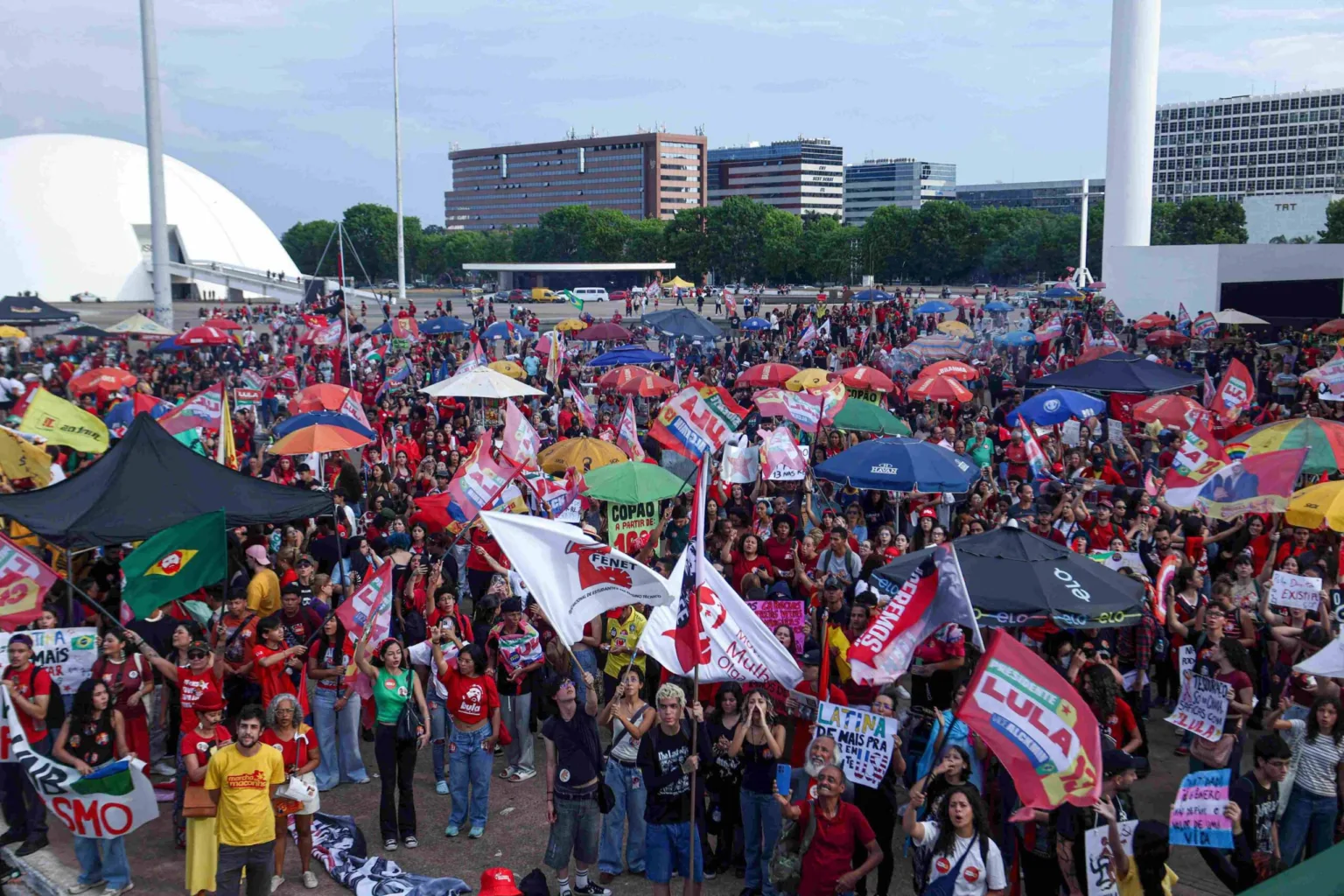 Estudantes fazem ato pela reeleição de Lula no Museu da República, em Brasília