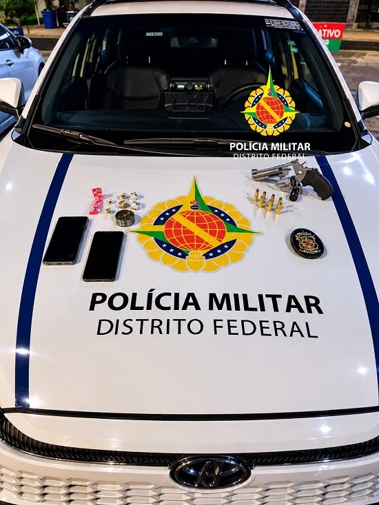 PMDF prende dois e apreende revólver calibre .357 em São Sebastião