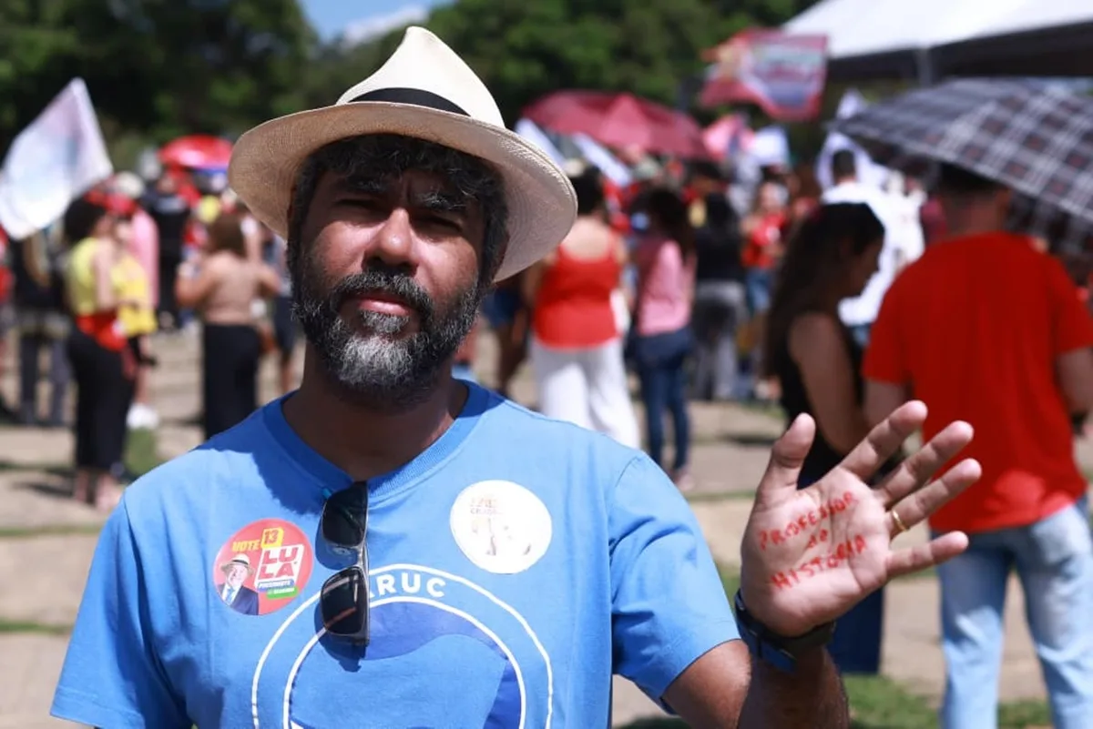 Professores fazem ato na Praça do Buriti e pedem diálogo com o GDF