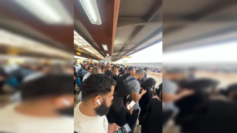 Estações do BRT ficam lotadas após carreta tombar na Epia Sul