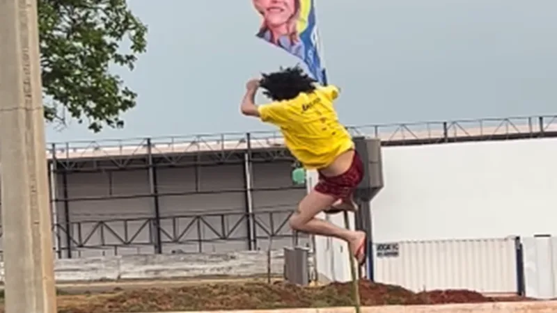 Homem que deu voadora em bandeira de Celina Leão é autuado por dano qualificado