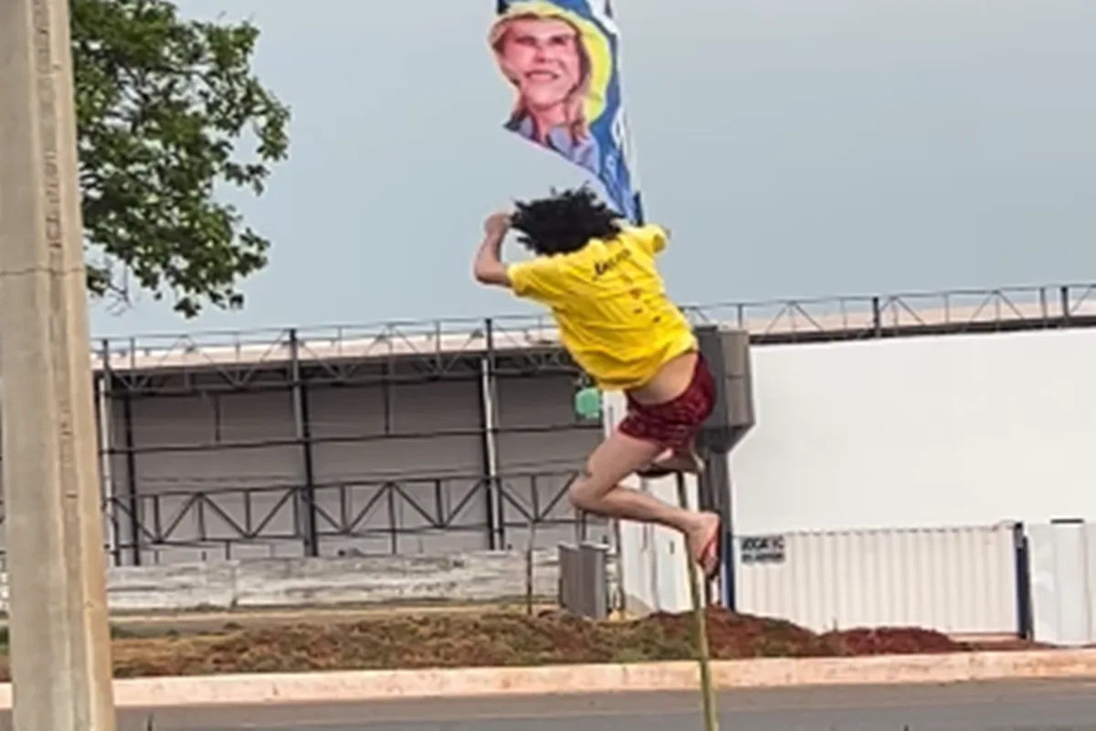 Homem arranca bandeira de Celina Leão com voadora e tenta queimá-la; deputado aciona a PCDF