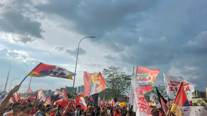 “Bota pra Virar”: eleitores fazem ato pró-Lula e Grass no centro de Brasília