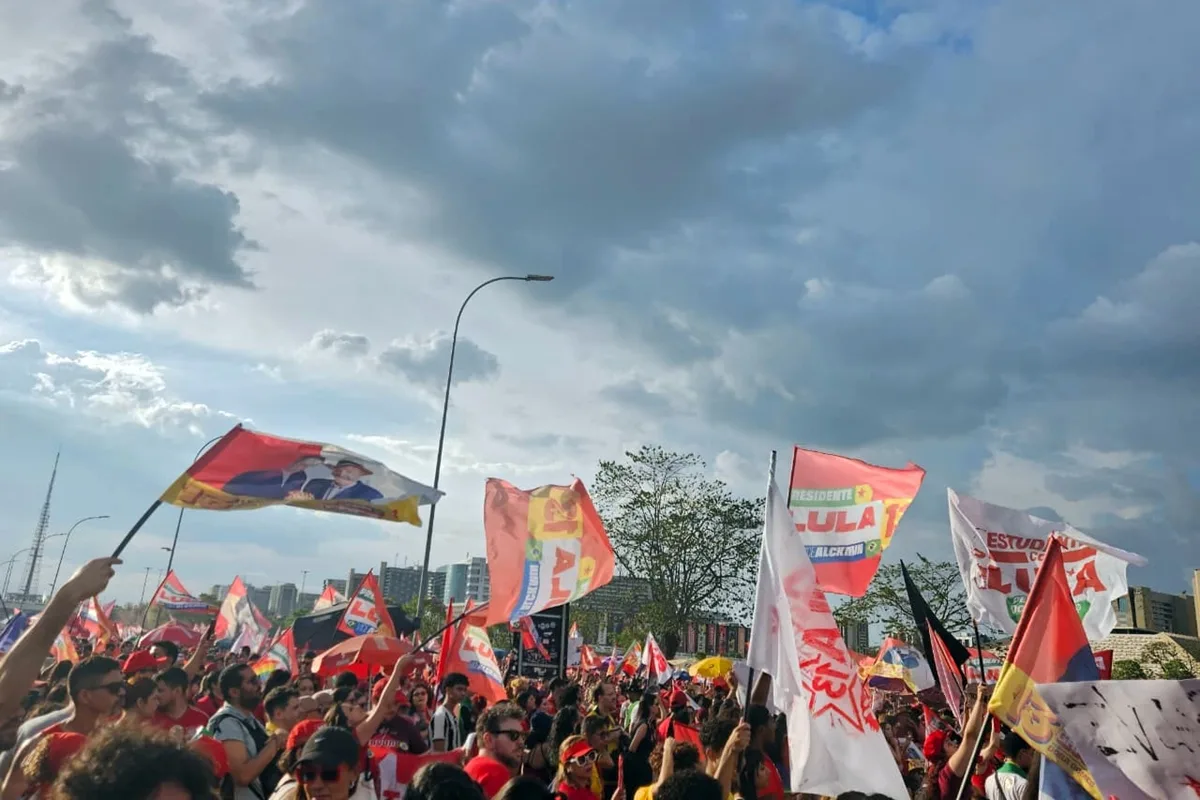 “Bota pra Virar”: eleitores fazem ato pró-Lula e Grass no centro de Brasília