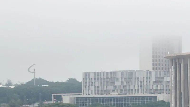 Neblina cobre Brasília e Inmet emite alerta para tempestades no DF