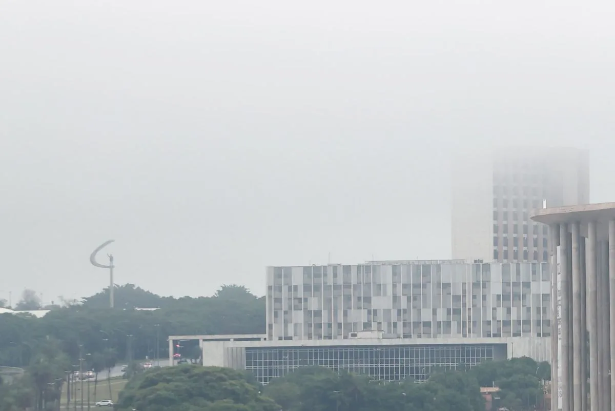Neblina cobre Brasília e Inmet emite alerta para tempestades no DF
