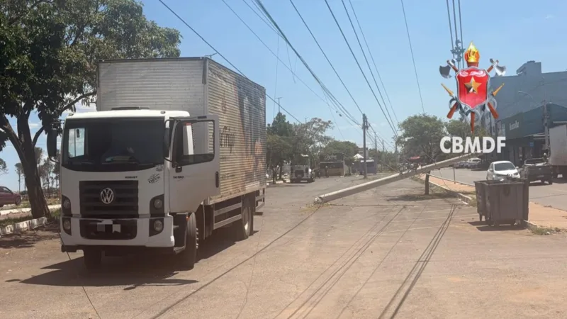 Caminhão bate em poste, derruba outros três na DF-250 e deixa o Itapoã sem energia