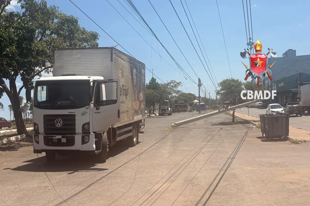 Caminhão bate em poste, derruba outros três na DF-250 e deixa o Itapoã sem energia