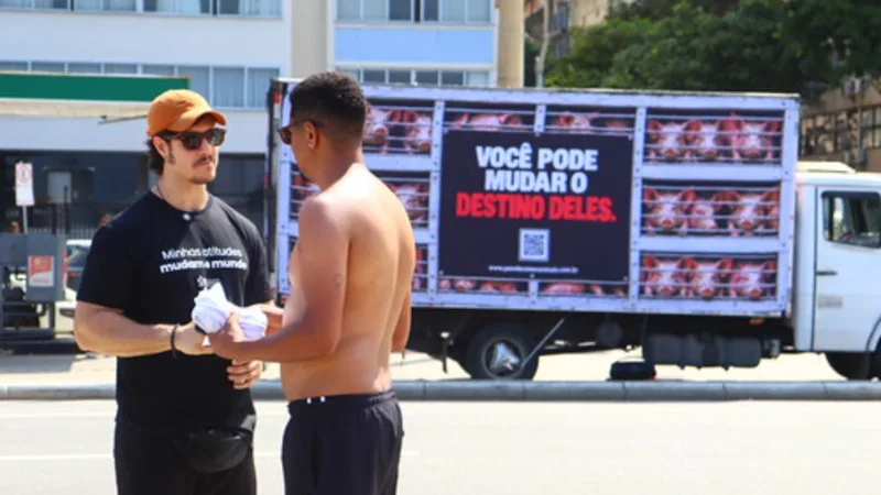 “Caminhão do Terror”: ação vegana percorre o DF com som de abate de animais
