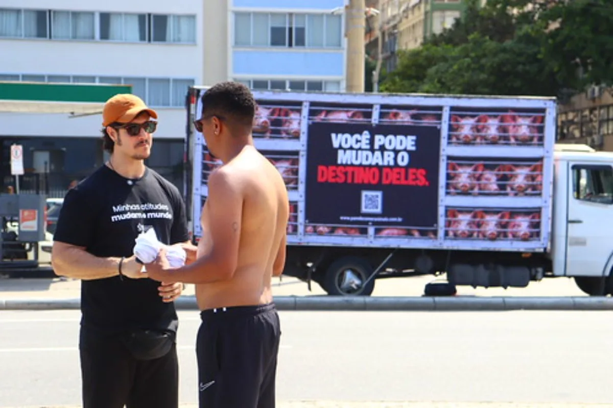 “Caminhão do Terror”: ação vegana percorre o DF com som de abate de animais