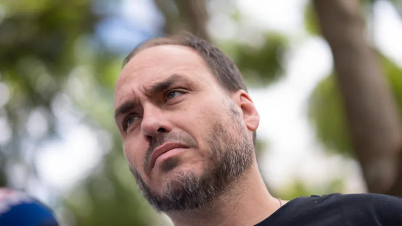 Carlos Bolsonaro diz que o pai está “feliz com o que está acontecendo no Brasil” após visita em Brasília