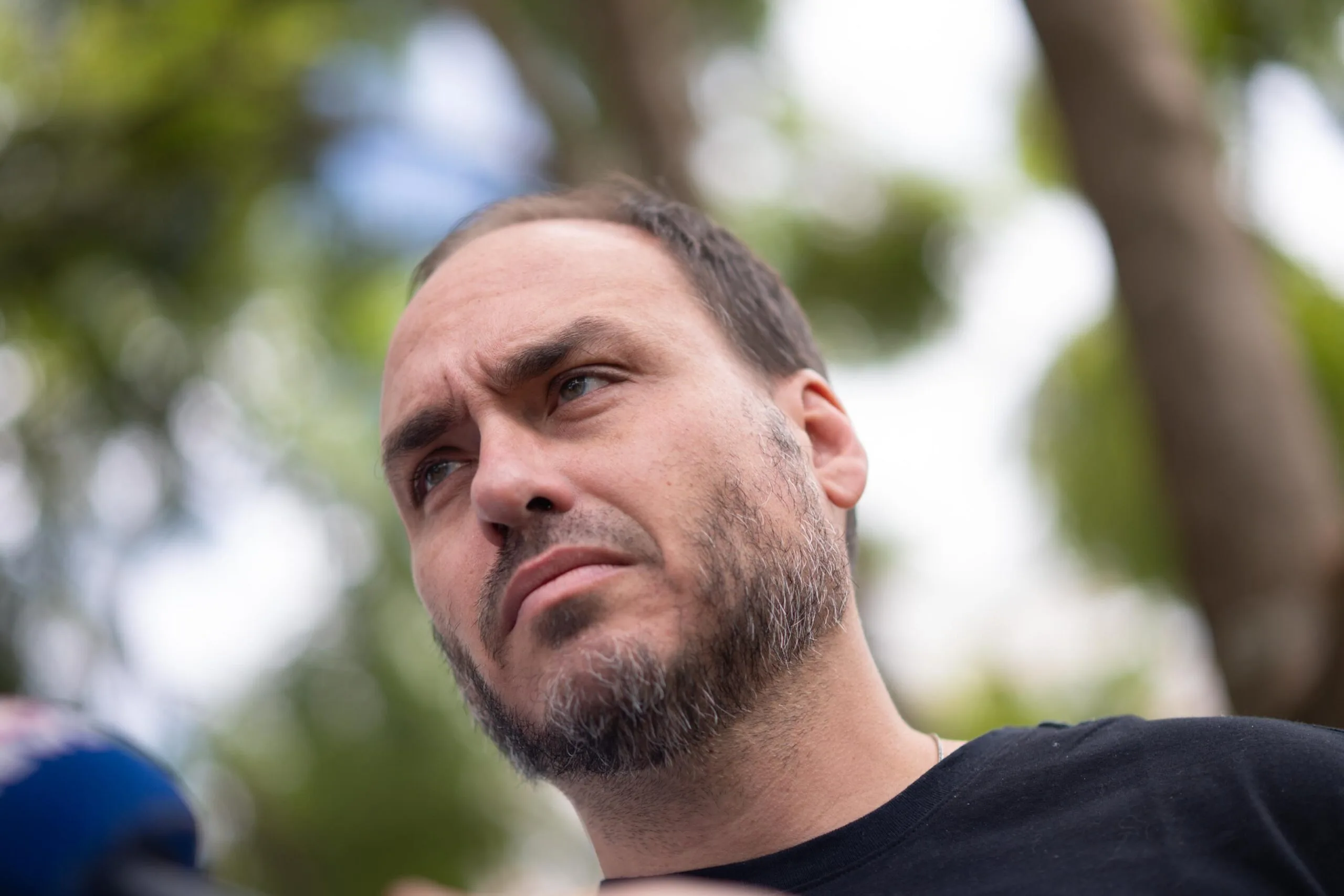 Carlos Bolsonaro diz que o pai está “feliz com o que está acontecendo no Brasil” após visita em Brasília