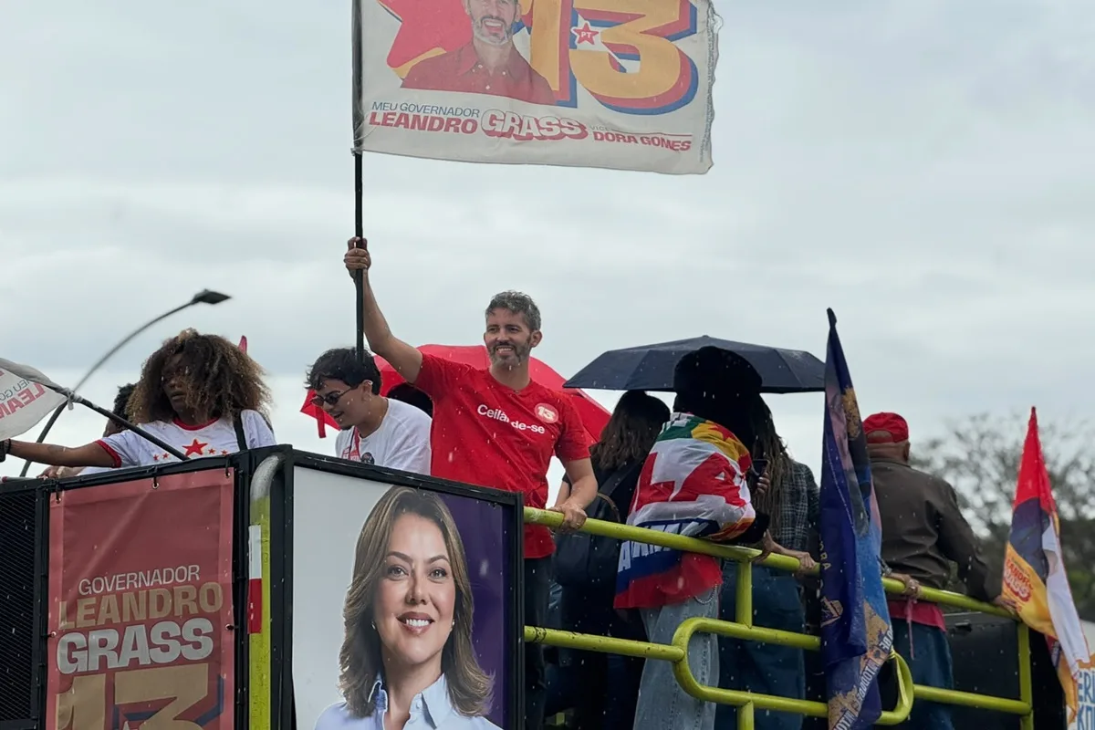 Em carreata, Leandro Grass fala em “dia de esperança” no último dia de campanha