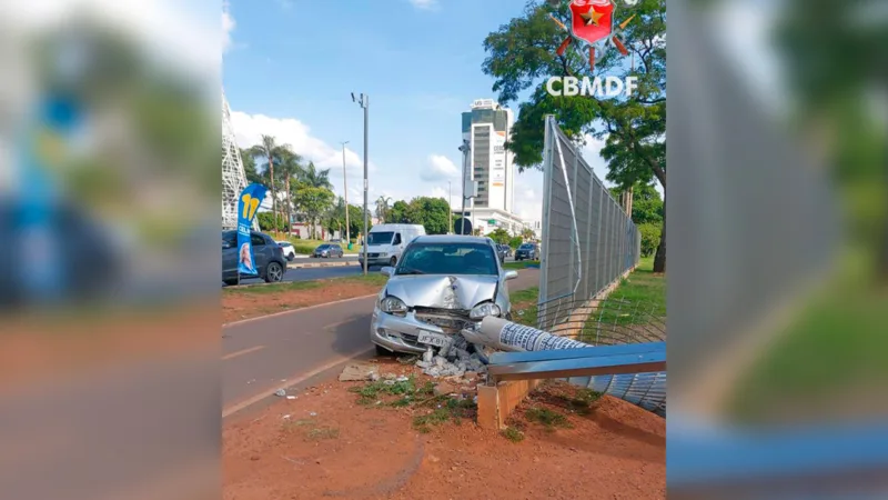 Carro bate e derruba poste perto de shopping no Pistão Sul, em Taguatinga
