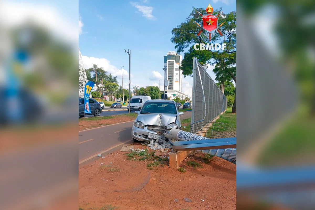 Carro bate e derruba poste perto de shopping no Pistão Sul, em Taguatinga