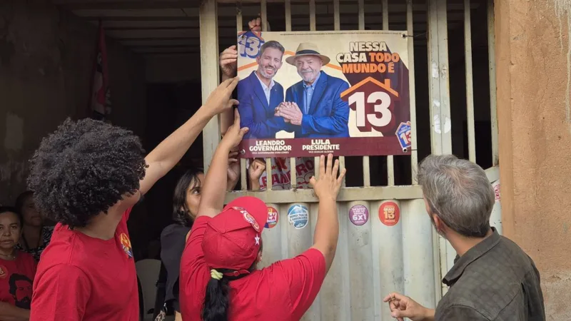 Grass inaugura “Casas de Leandro e Lula” para reforçar campanha do PT no DF