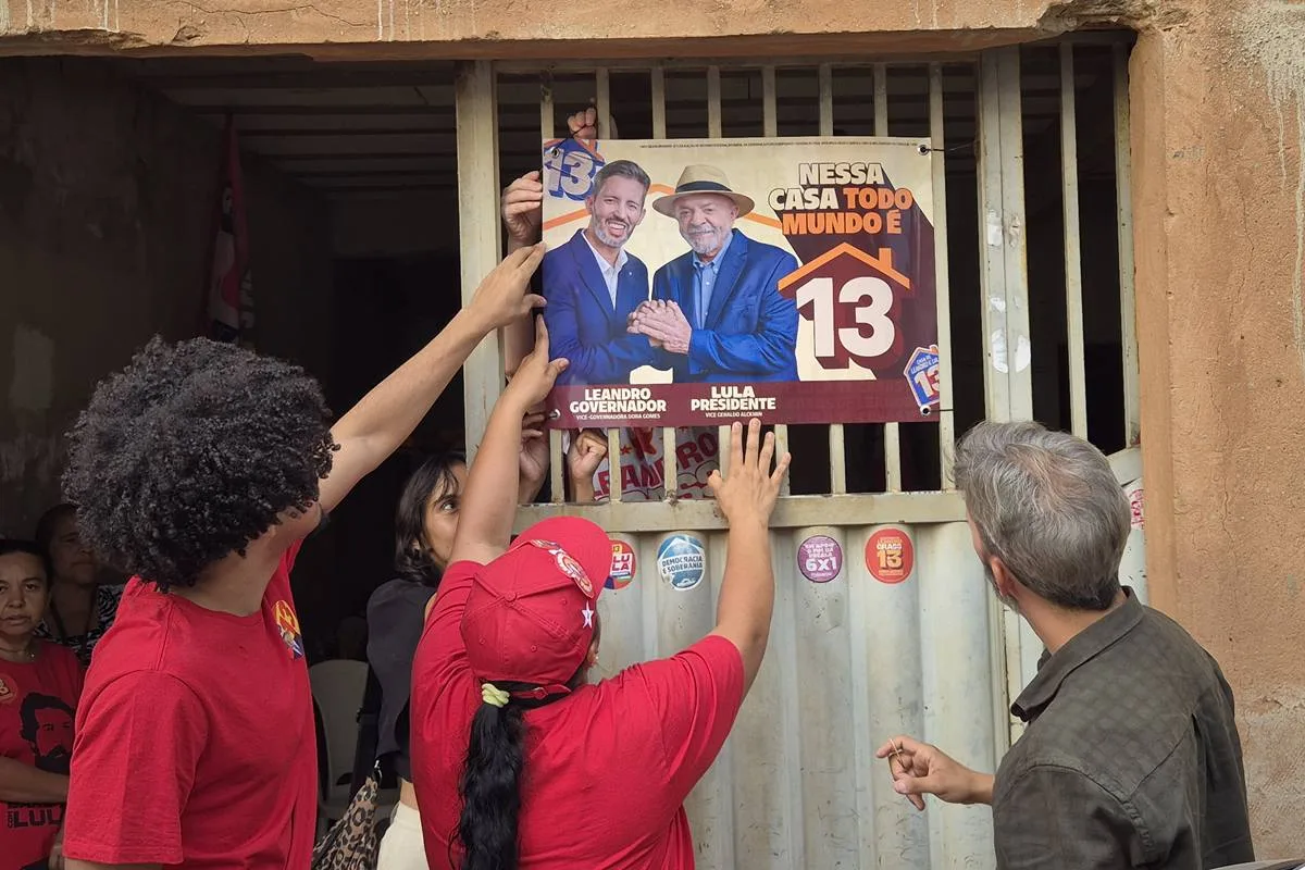 Grass inaugura “Casas de Leandro e Lula” para reforçar campanha do PT no DF
