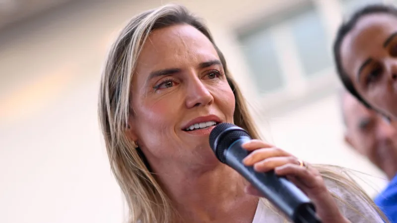 Celina anuncia obra de esgoto na Vila Cauhy, no Núcleo Bandeirante
