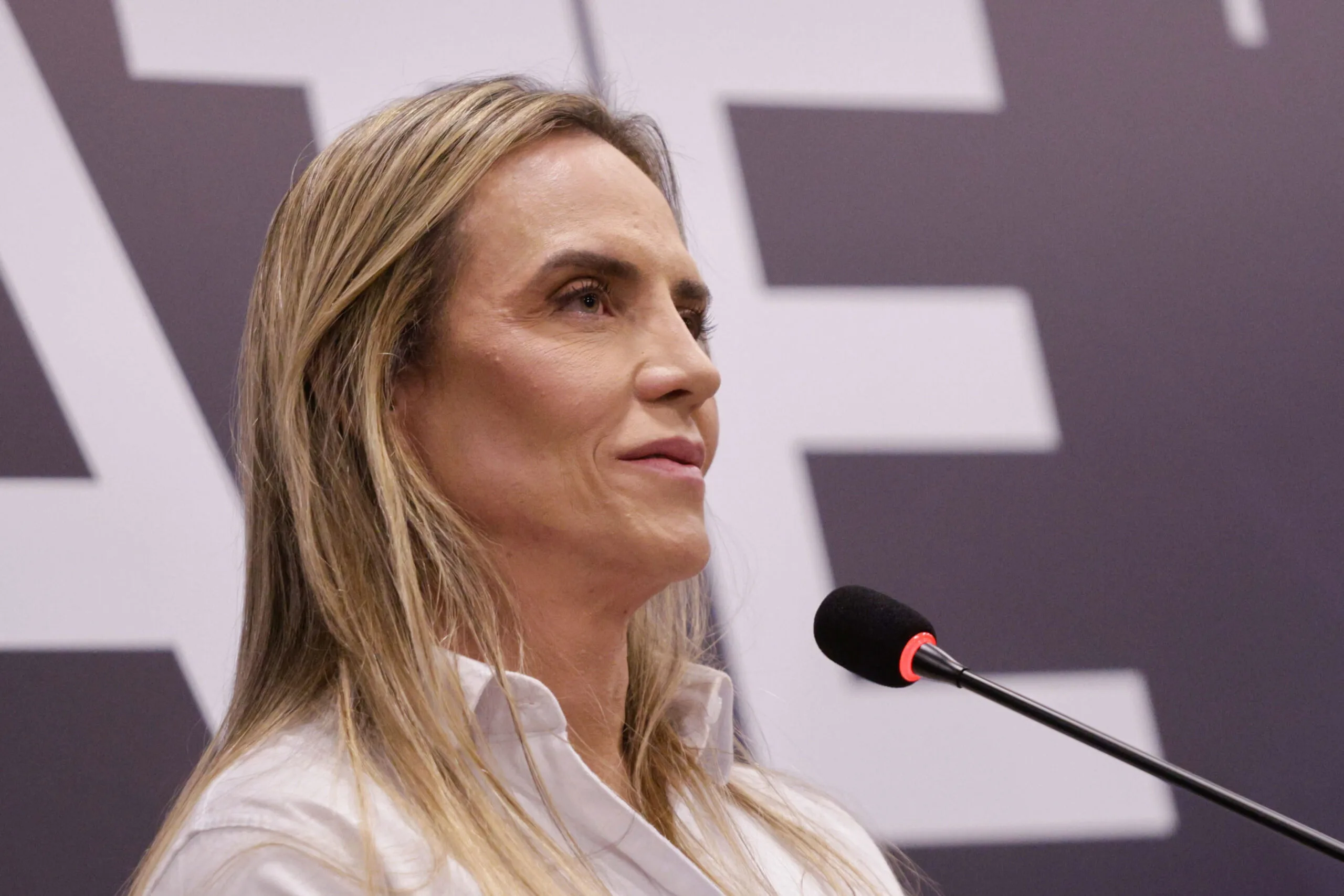 Celina quer ampliar contratos de manutenção das escolas do DF um dia após desabamento no Paranoá