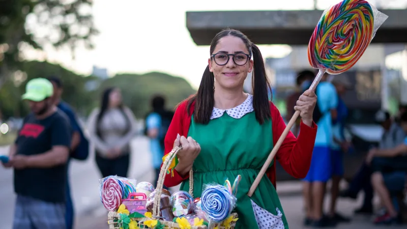 Vendedora de doces vestida de Chiquinha é alvo de ofensas e assédio eleitoral nas redes