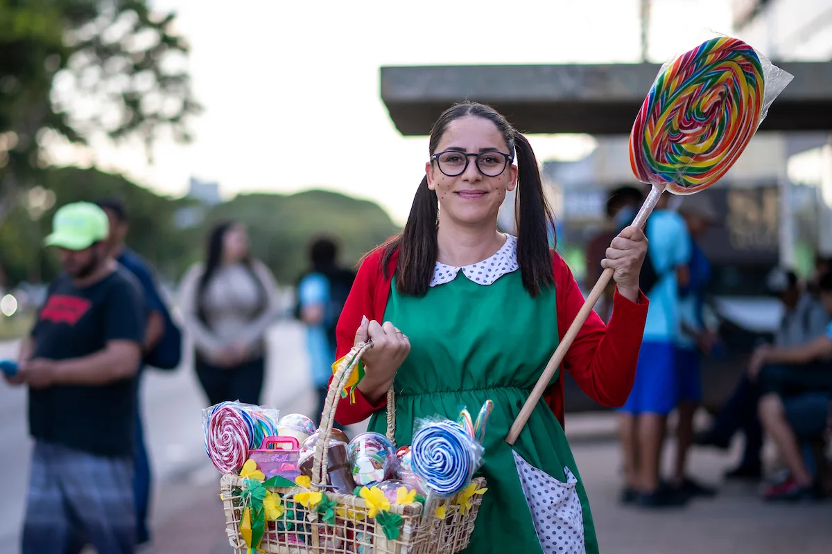 Vendedora de doces vestida de Chiquinha é alvo de ofensas e assédio eleitoral nas redes