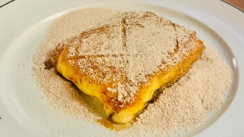 Cartola pernambucana: banana frita, queijo derretido e canela