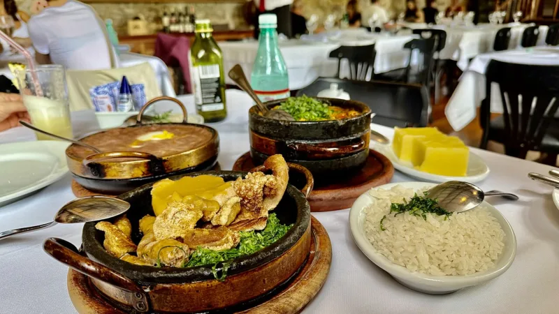Frango com quiabo em Minas: panela clássica em BH e Tiradentes