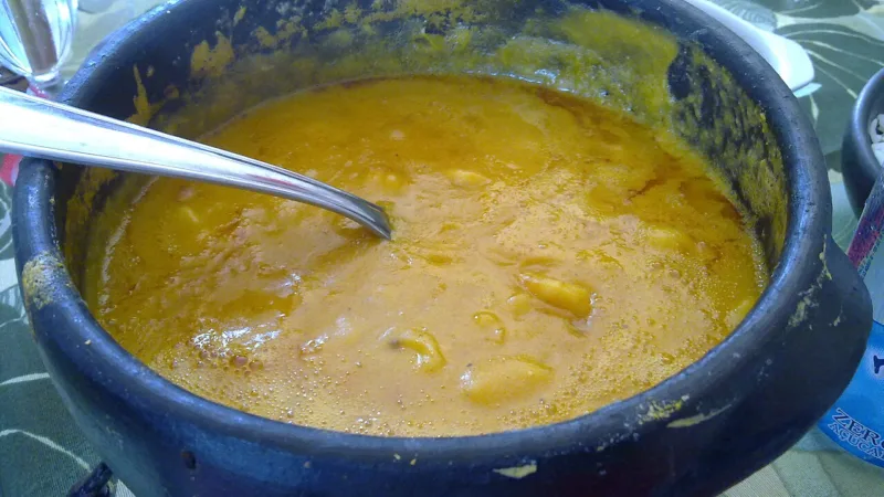 Bobó de camarão: o creme baiano de aipim, coco e dendê