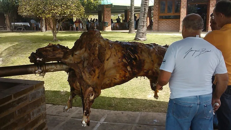 Boi no rolete: o assado de fogo lento de mais de 12 horas