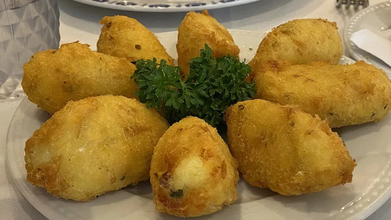 Bolinho de bacalhau: a herança portuguesa nos botecos do Rio