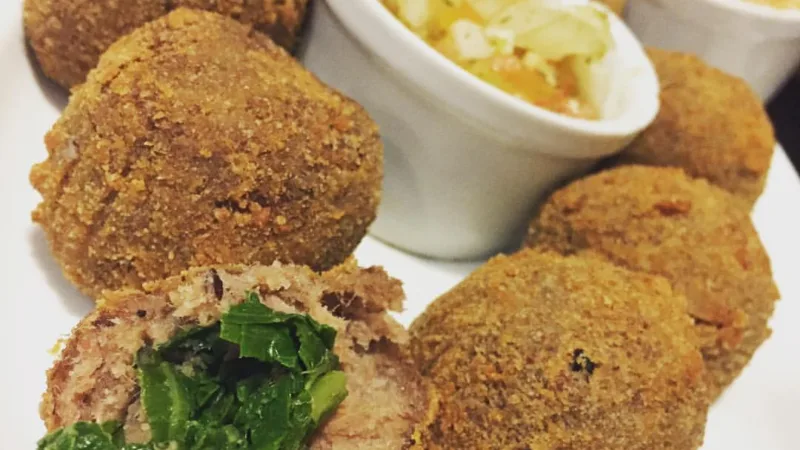 Bolinho de feijoada: a feijoada que virou petisco no boteco do Rio