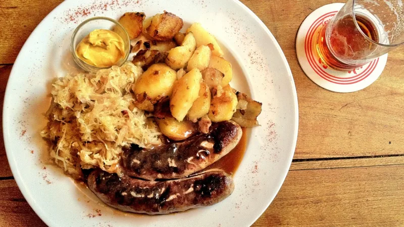 Bratwurst e bockwurst: salsichas alemãs na Vila Germânica