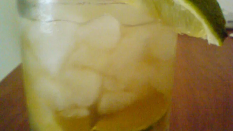 Caipiroska de frutas tropicais: vodca, gelo e fruta fresca