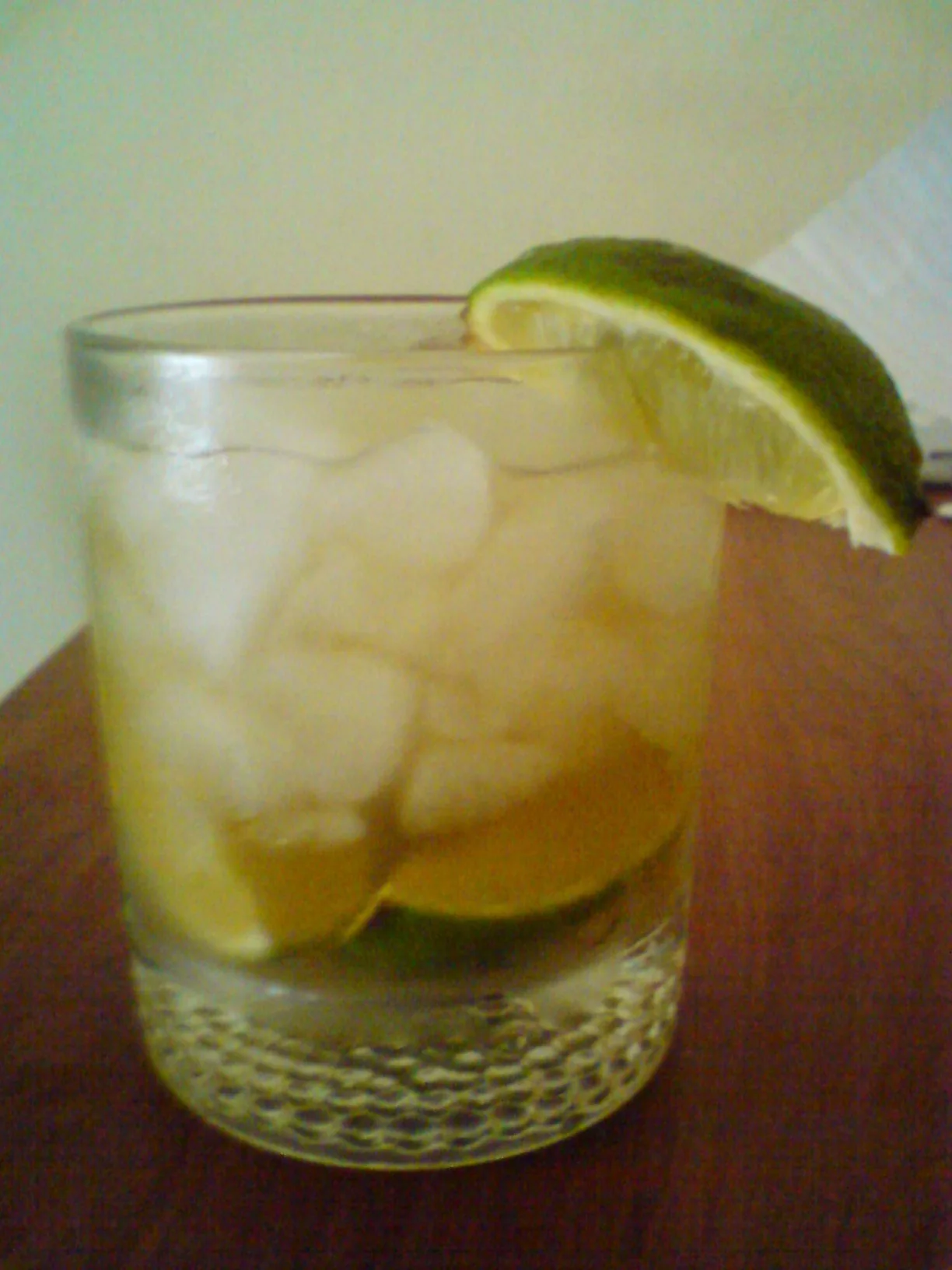 Caipiroska de frutas tropicais: vodca, gelo e fruta fresca