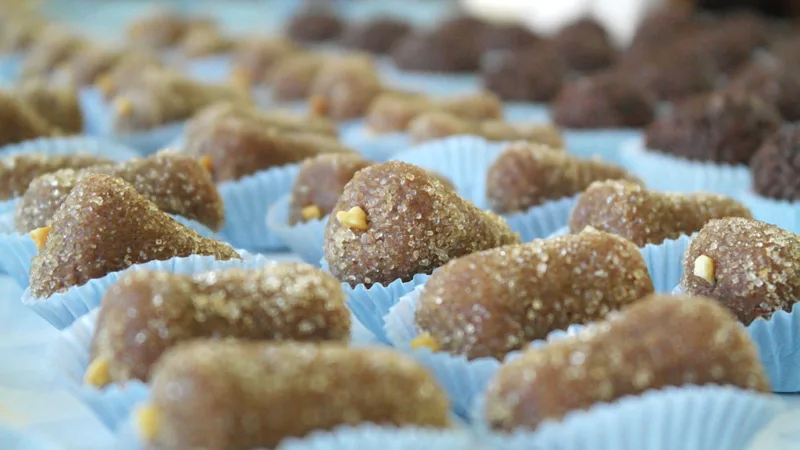 Cajuzinho: o doce em forma de caju e seu elo nordestino