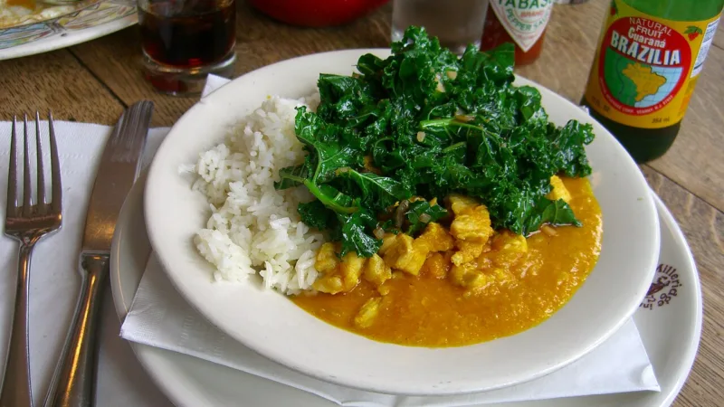 Xinxim de galinha, o prato afro-baiano de dendê, coco e camarão