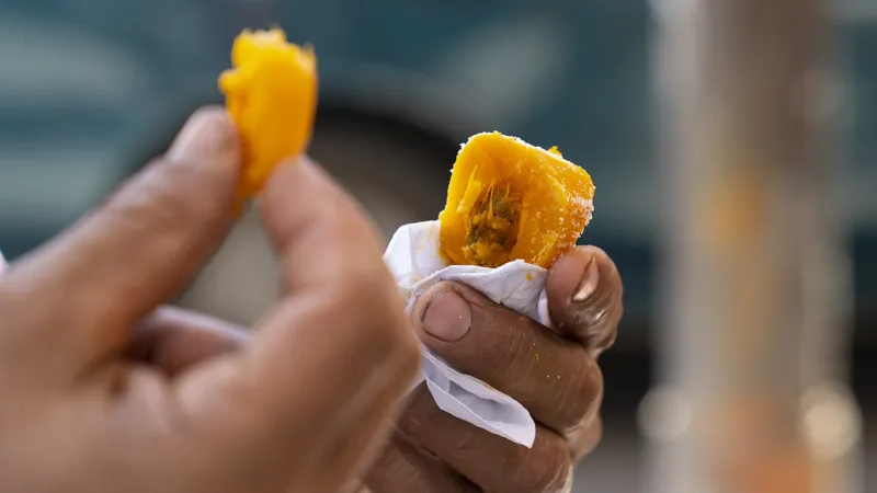 Bolo de pupunha: a fruta da palmeira vira bolo no Acre