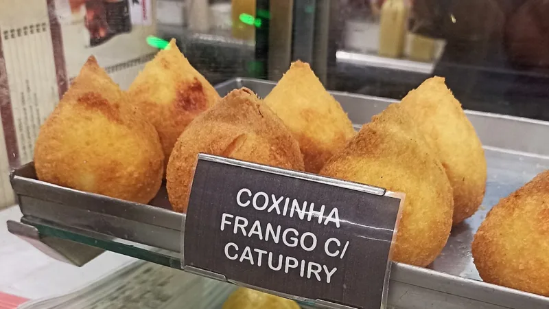 Coxinha com catupiry: origem disputada e onde comer em SP