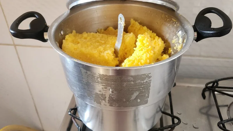 Cuscuz de milho em Alagoas: do café da manhã ao cuscuz de Penedo