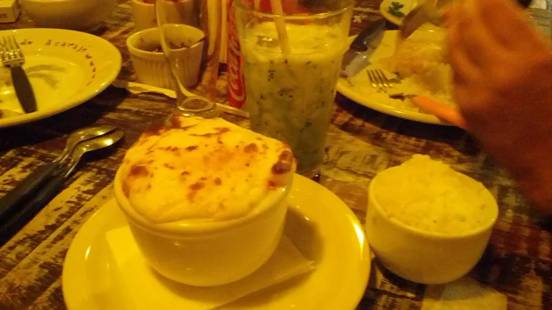 Escondidinho nordestino: carne de sol sob purê de mandioca