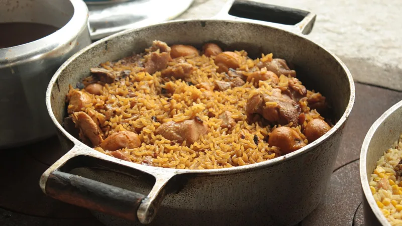 Galinhada goiana com pequi e guariroba: prato de domingo